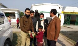 SP ने बालक को भेंट किया फूलों का गुलदस्ता SP ने बालक को भेंट किया फूलों का गुलदस्ता