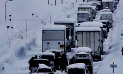 बर्फ़बारी:130 गाड़ियां आपस में भिड़ीं, 200 लोग घायल बर्फ़बारी:130 गाड़ियां आपस में भिड़ीं, 200 लोग घायल