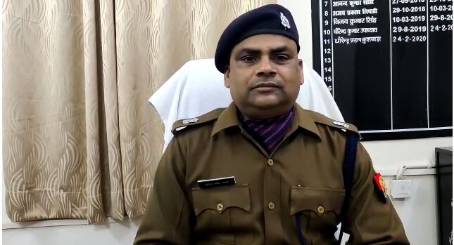 4 लाख लेकर फुर्र हुए बदमाश, पुलिस में हड़कंप 4 लाख लेकर फुर्र हुए बदमाश, पुलिस में हड़कंप