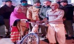 चोरी की रिपोर्ट दर्ज कराने पहुंचे बुजुर्ग को थानाध्यक्ष ने गिफ्ट की साईकिल चोरी की रिपोर्ट दर्ज कराने पहुंचे बुजुर्ग को थानाध्यक्ष ने गिफ्ट की साईकिल