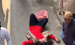 डॉन बनी छात्राओं के बीच सड़क पर हुई वर्चस्व की जंग डॉन बनी छात्राओं के बीच सड़क पर हुई वर्चस्व की जंग