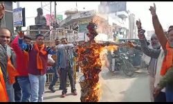 क्रांति सेना ने फूंका तांडव वेब सीरीज के निर्देशक व कलाकारों का पुतला क्रांति सेना ने फूंका तांडव वेब सीरीज के निर्देशक व कलाकारों का पुतला