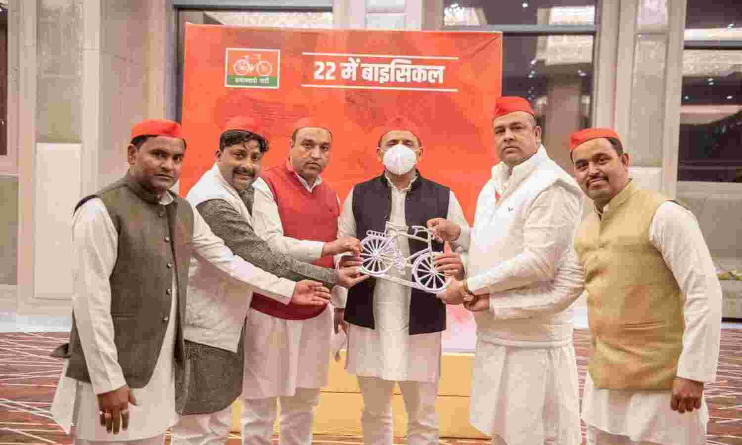 बरेली में सपा सुप्रीमो को भेंट की साईकिल बरेली में सपा सुप्रीमो को भेंट की साईकिल