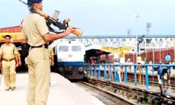 UP: रेलवे पुलिस ने 20 दिन में 100 खोये बच्चों को परिवार से मिलाया UP: रेलवे पुलिस ने 20 दिन में 100 खोये बच्चों को परिवार से मिलाया