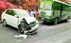 बस ने कार को मारी टक्कर, चार लोगों की मौत बस ने कार को मारी टक्कर, चार लोगों की मौत