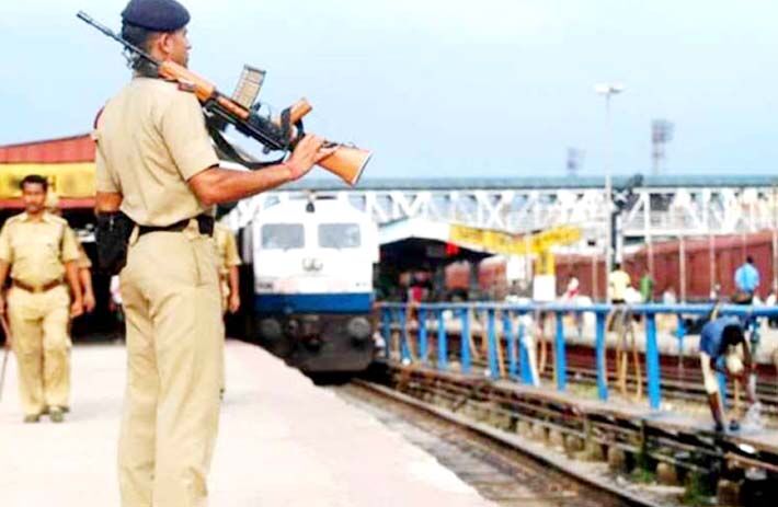 UP: रेलवे पुलिस ने 20 दिन में 100 खोये बच्चों को परिवार से मिलाया