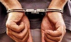 आबकारी इंस्पेक्टर ही बिकवा रहे थे नकली शराब रिश्वत के साथ हुए गिरफ्तार आबकारी इंस्पेक्टर ही बिकवा रहे थे नकली शराब रिश्वत के साथ हुए गिरफ्तार