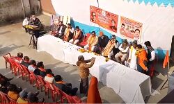 शिवसैनिकों ने जुलूस निकालकर नेताजी व ठाकरे  को किया याद