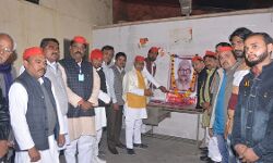 कपूरी ठाकुर की जयंती पर सपाइयों ने किया नमन कपूरी ठाकुर की जयंती पर सपाइयों ने किया नमन