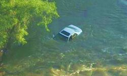 तेज़ रफ़्तार से जा रहा चार पहिया वाहन नदी में गिरा तेज़ रफ़्तार से जा रहा चार पहिया वाहन नदी में गिरा