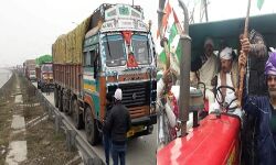 तिरंगा लगे ट्रैक्टरों की गडगड़ाहट के बीच राजधानी के लिए रवाना हुए नरेश टिकैत