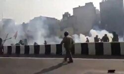 पुलिस - किसानो में टकराव - पुलिस ने आंसू गैस छोड़ी और चलायी लाठियां पुलिस - किसानो में टकराव - पुलिस ने आंसू गैस छोड़ी और चलायी लाठियां