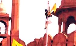 किसानों ने लाल किला पर अपना झंडा लहराया किसानों ने लाल किला पर अपना झंडा लहराया