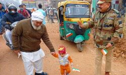 अचानक IPS ने रुकवाई गाड़ी, नन्हीं परी को दिया तिरंगा