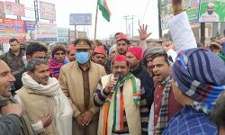 सैकड़ों ट्रैक्टरों के साथ काली नदी पुल पर मुकेश चौधरी ने किया ध्वजारोहण