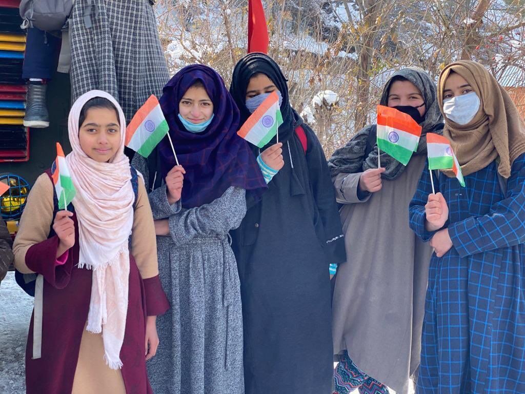 हाथों में तिरंगा-देशभक्ति का जज्बाः ऐसा ही है नया कश्मीर हाथों में तिरंगा-देशभक्ति का जज्बाः ऐसा ही है नया कश्मीर