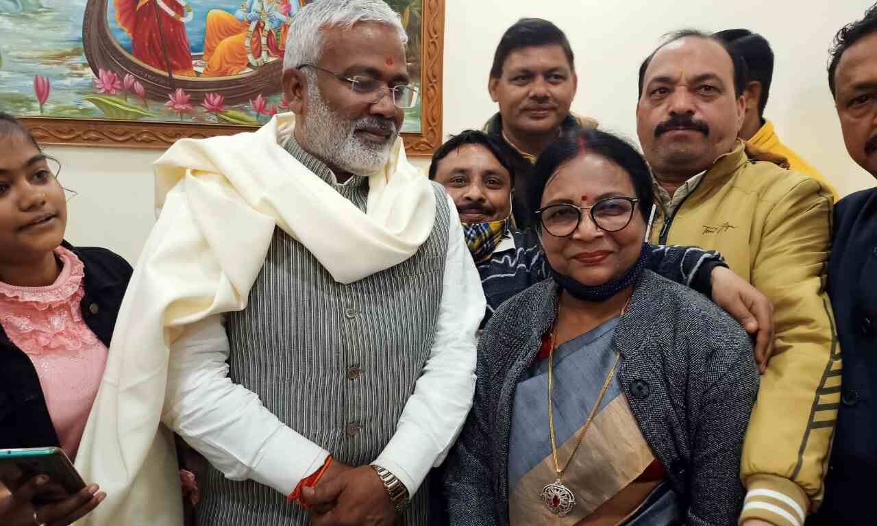 चेयरपर्सन ने बुके देकर किया भाजपा प्रदेशाध्यक्ष का इस्तकबाल