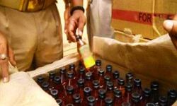 नकली अंग्रेजी शराब बरामद, एक तस्कर गिरफ्तार नकली अंग्रेजी शराब बरामद, एक तस्कर गिरफ्तार