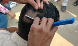 दिल्ली हिंसा के विरोध में 101 युवाओं ने कराया मुंडन दिल्ली हिंसा के विरोध में 101 युवाओं ने कराया मुंडन