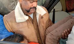 सड़क दुर्घटना में तड़पते युवक के लिए फरिश्ता बनी पुलिस सड़क दुर्घटना में तड़पते युवक के लिए फरिश्ता बनी पुलिस