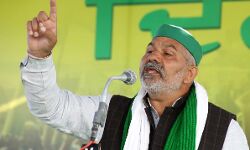 किसानों से हारी सरकार अब ले रही है पुलिस का सहारा- राकेश टिकैत किसानों से हारी सरकार अब ले रही है पुलिस का सहारा- राकेश टिकैत