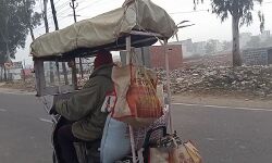 देशी इंजीनियरिंग का कमालः आकर्षण का केन्द्र बनी अजीबो- गरीब स्कूटी देशी इंजीनियरिंग का कमालः आकर्षण का केन्द्र बनी अजीबो- गरीब स्कूटी