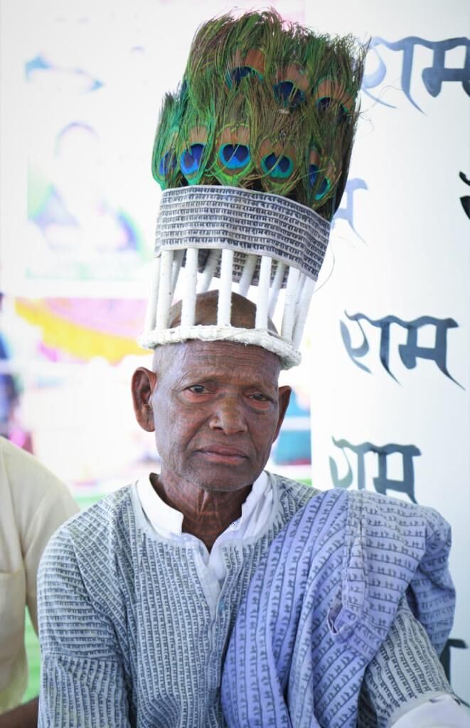 नख से शिखा तक राम नाम, मोर पंख की टोपी सिर का ताज