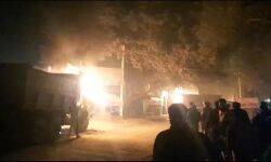 डम्पर ने महिला को कुचला, भीड़ ने फूंकी पुलिस चौकी डम्पर ने महिला को कुचला, भीड़ ने फूंकी पुलिस चौकी