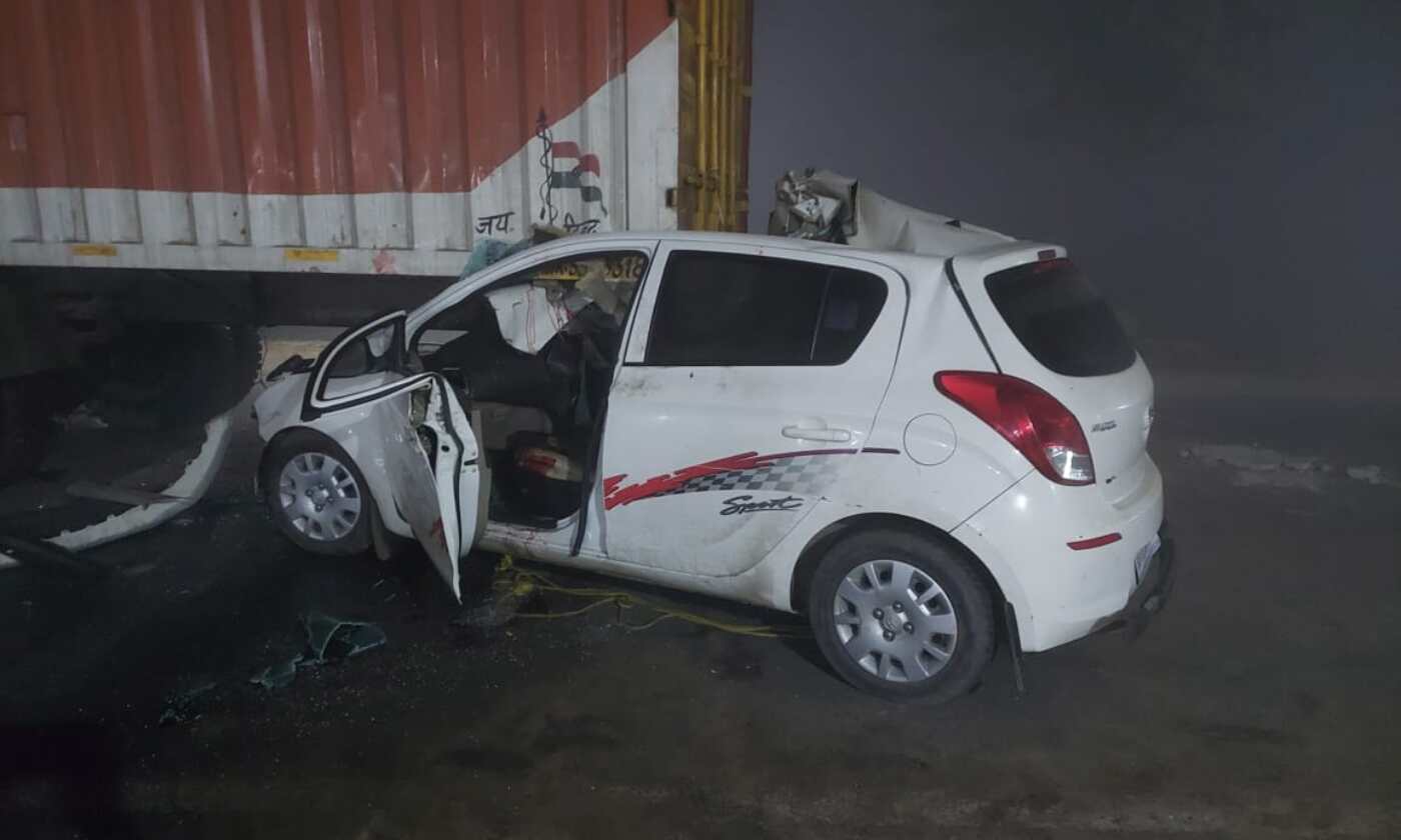 खड़े कंटेनर से टकराई कार, पत्रकार समेत दो की मौत