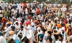 किसान आंदोलन में फिट होने लगीं राजनीतिक गोटियां किसान आंदोलन में फिट होने लगीं राजनीतिक गोटियां