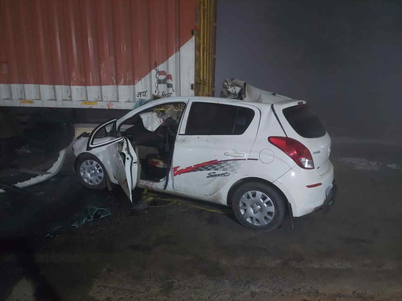 खड़े कंटेनर से टकराई कार, पत्रकार समेत दो की मौत
