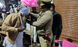 ठिठुरते बुजुर्ग को देख कांपा खाकी का दिल