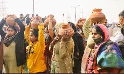 गाजीपुर बाॅर्डरः घड़ों में पानी भरकर किसानों के बीच पहुंची महिलाएं