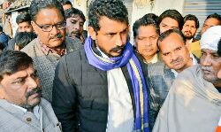 पुलिस ने लगाया ताला, बीच सड़क करनी पड़ी प्रेस वार्ता पुलिस ने लगाया ताला, बीच सड़क करनी पड़ी प्रेस वार्ता