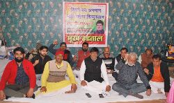 साथियों संग तीन दिवसीय भूख हड़ताल पर बैठें समाजसेवी मनीष साथियों संग तीन दिवसीय भूख हड़ताल पर बैठें समाजसेवी मनीष