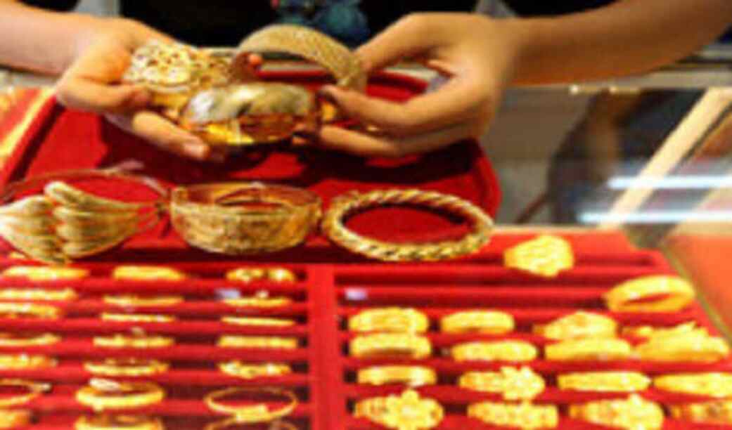चाँदी में उछाल, सोना मामूली गिरावट में चाँदी में उछाल, सोना मामूली गिरावट में