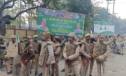 किसान आंदोलन- और सज गया मंच, जुटने लगी है किसानों की भीड किसान आंदोलन- और सज गया मंच, जुटने लगी है किसानों की भीड