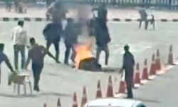 CM योगी के दफ्तर के सामने युवक ने खुद को लगाई आग CM योगी के दफ्तर के सामने युवक ने खुद को लगाई आग