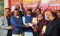 कंसल परिवार ने मंदिर निर्माण के लिए मंत्री कपिल देव को दिये 21 लाख