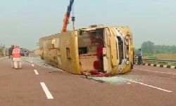 डबल डेकर बस पलटने से हुआ हादसा