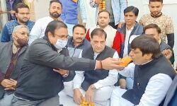 सिटी मजिस्ट्रेट ने जूस पिलाकर तुड़वाई मनीष चौधरी की भूख हड़ताल सिटी मजिस्ट्रेट ने जूस पिलाकर तुड़वाई मनीष चौधरी की भूख हड़ताल