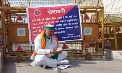 ...और जब जमीन पर बैठ गये राकेश टिकैत