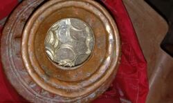 वाहन चालक के बैग में मिले 1224 चांदी के सिक्के वाहन चालक के बैग में मिले 1224 चांदी के सिक्के