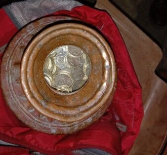 वाहन चालक के बैग में मिले 1224 चांदी के सिक्के