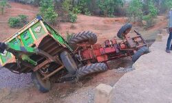 ट्रैक्टर पलटने से एक की मृत्यु चार घायल ट्रैक्टर पलटने से एक की मृत्यु चार घायल