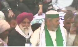 मंच टूटा- धड़ाम से गिरे राकेश टिकैत मंच टूटा- धड़ाम से गिरे राकेश टिकैत