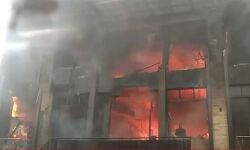 शॉपिंग मॉल में लगी भीषण आग- करोड़ों का नुकसान शॉपिंग मॉल में लगी भीषण आग- करोड़ों का नुकसान