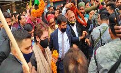 किसान नवरीत सिंह के परिजनों से मिली प्रियंका किसान नवरीत सिंह के परिजनों से मिली प्रियंका