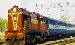 बिजली का तार टूटने के कारण रेल यातायात प्रभावित बिजली का तार टूटने के कारण रेल यातायात प्रभावित