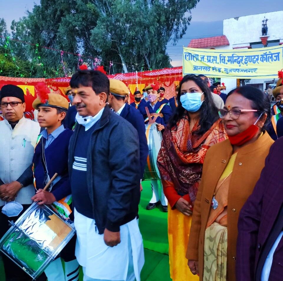 राष्ट्रधुन के बीच अमर शहीदों को अर्पित की दीपांजलि राष्ट्रधुन के बीच अमर शहीदों को अर्पित की दीपांजलि